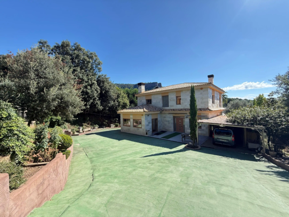 ESPACIOSA CASA EN VENTA EN CAN ROBERT, MATADEPERA