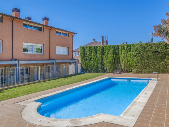 Exclusiva casa cantonera amb ascensor, piscina comunitaria i garatge per a tres cotxes