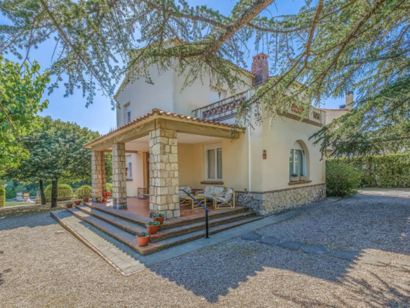 Casa con piscina en Verge de Montserrat